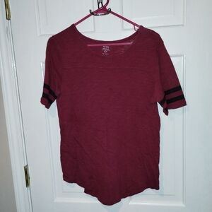 WOMAN'S maroon top small petite